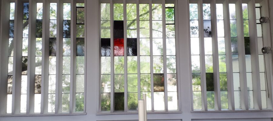 Grün scheint durch die Fenster im Altarraum